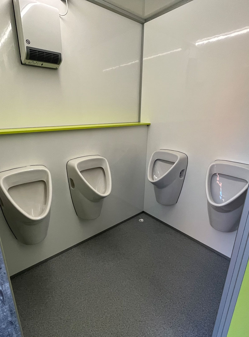 Innenansicht VIP-Toilettenwagen Urinale