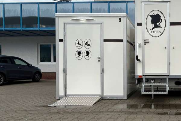 Barrierefreien Toilettenwagen mieten - Aussenansicht