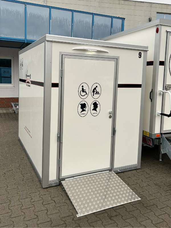Barrierefreien Toilettenwagen mieten (Aussenansicht)
