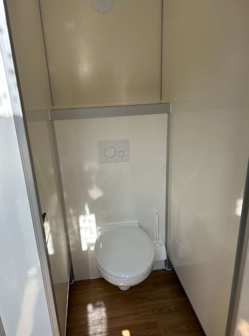 Innenansicht VIP-Toilettenwagen Waschbecken
